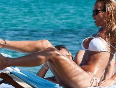 Νατάσα Καλογρίδη: Έστειλε τον ντελιβερά αδιάβαστο με την... αμφίεση της (βίντεο)